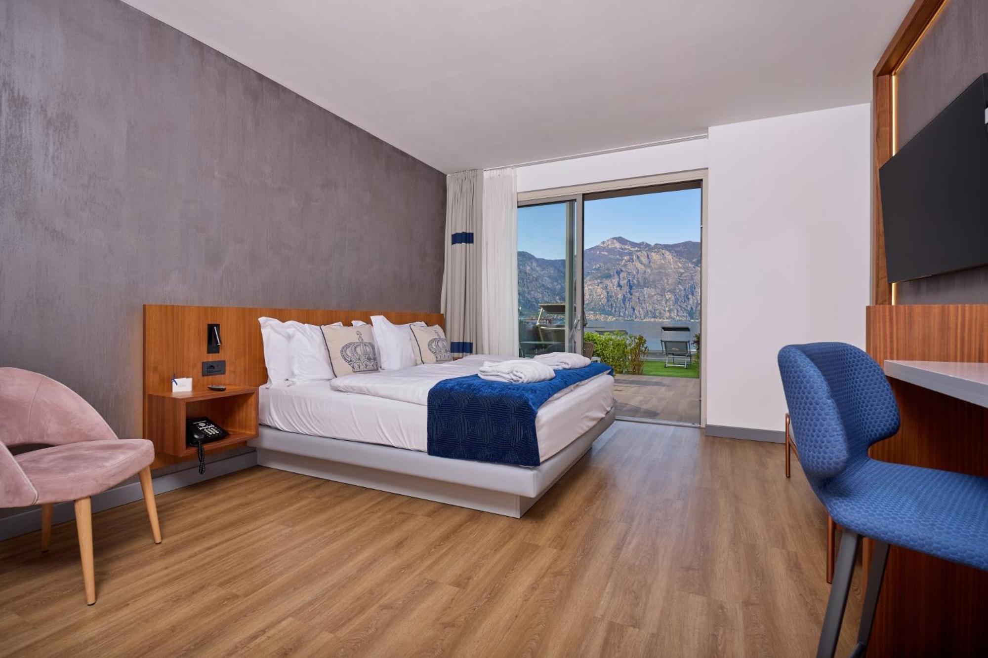 Castello Lake Front Hotel
